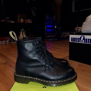 DR MARTENS LEATHER BOOT | BRAND NEW